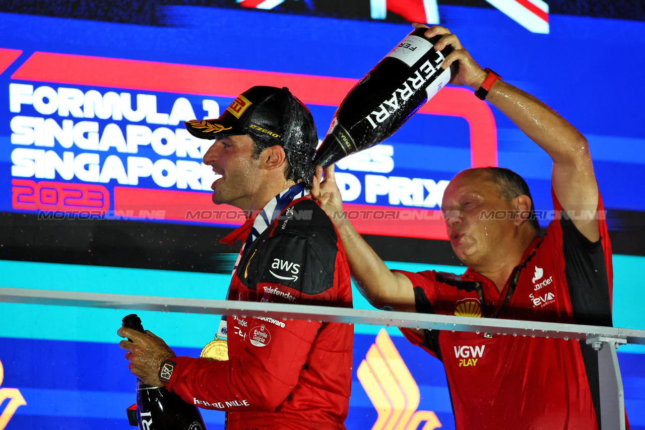 GP SINGAPORE, Gara winner Carlos Sainz Jr (ESP) Ferrari celebrates on the podium with Frederic Vasseur (FRA) Ferrari Team Principal.

17.09.2023. Formula 1 World Championship, Rd 16, Singapore Grand Prix, Marina Bay Street Circuit, Singapore, Gara Day.

- www.xpbimages.com, EMail: requests@xpbimages.com © Copyright: Moy / XPB Images