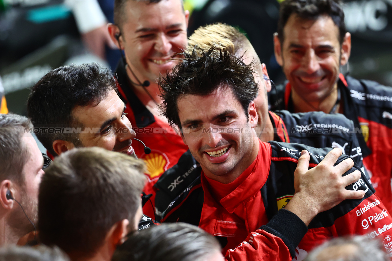 GP SINGAPORE, 1st place  Carlos Sainz Jr (ESP) Ferrari.
17.09.2023. Formula 1 World Championship, Rd 16, Singapore Grand Prix, Marina Bay Street Circuit, Singapore, Gara Day.
- www.xpbimages.com, EMail: requests@xpbimages.com © Copyright: Batchelor / XPB Images