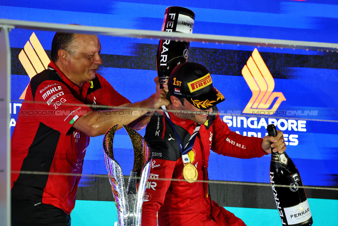 GP SINGAPORE, Gara winner Carlos Sainz Jr (ESP) Ferrari celebrates on the podium with Frederic Vasseur (FRA) Ferrari Team Principal.

17.09.2023. Formula 1 World Championship, Rd 16, Singapore Grand Prix, Marina Bay Street Circuit, Singapore, Gara Day.

- www.xpbimages.com, EMail: requests@xpbimages.com © Copyright: Moy / XPB Images