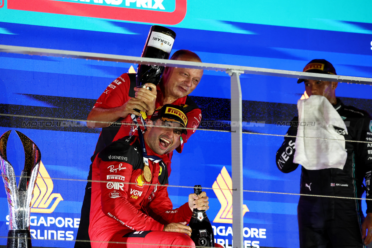 GP SINGAPORE, Gara winner Carlos Sainz Jr (ESP) Ferrari celebrates on the podium with Frederic Vasseur (FRA) Ferrari Team Principal.

17.09.2023. Formula 1 World Championship, Rd 16, Singapore Grand Prix, Marina Bay Street Circuit, Singapore, Gara Day.

- www.xpbimages.com, EMail: requests@xpbimages.com © Copyright: Moy / XPB Images