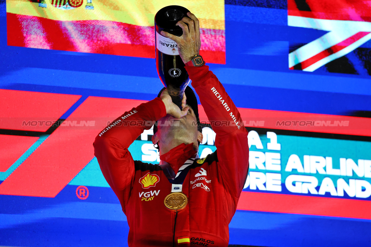 GP SINGAPORE, Gara winner Carlos Sainz Jr (ESP) Ferrari celebrates on the podium.

17.09.2023. Formula 1 World Championship, Rd 16, Singapore Grand Prix, Marina Bay Street Circuit, Singapore, Gara Day.

- www.xpbimages.com, EMail: requests@xpbimages.com © Copyright: Moy / XPB Images