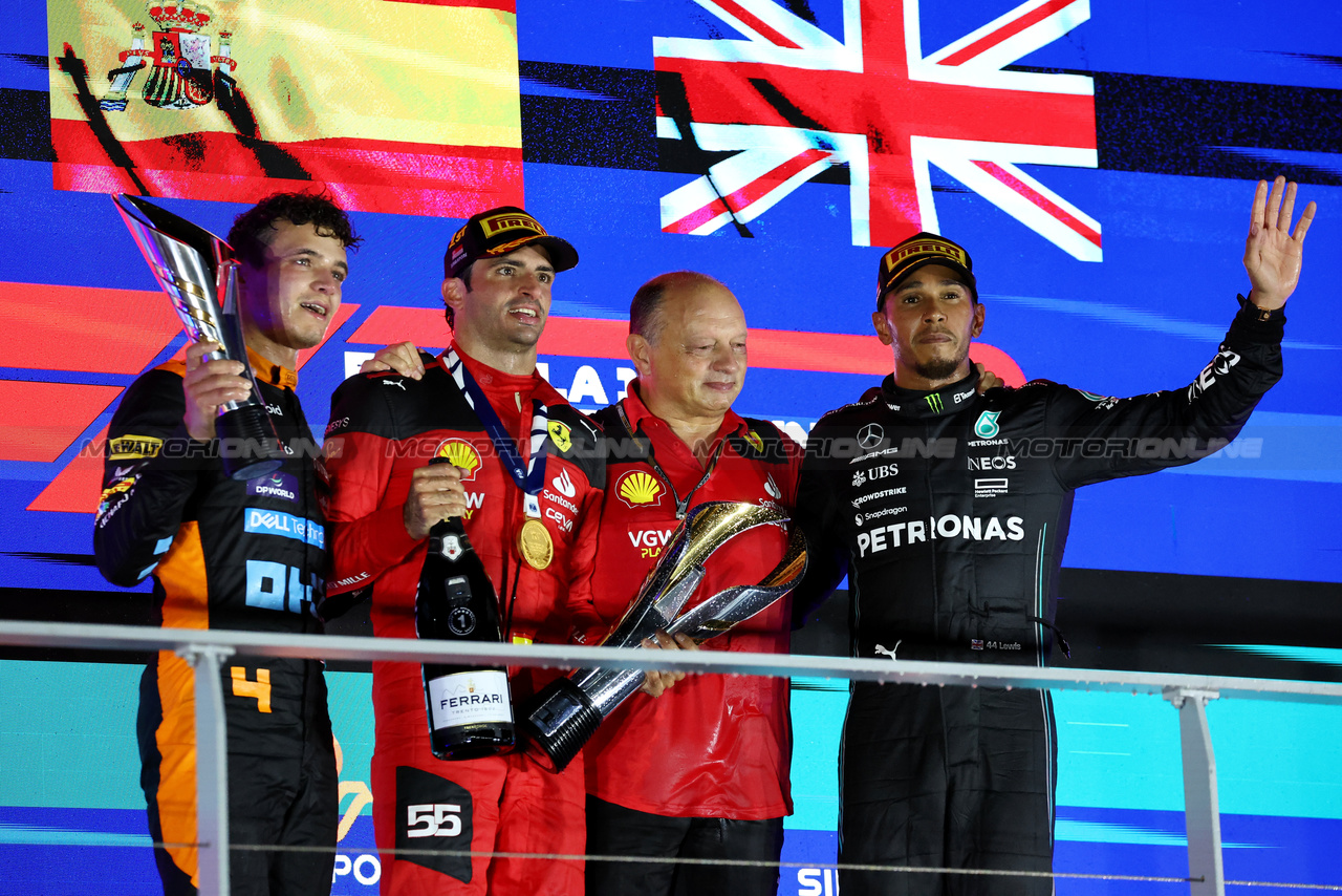 GP SINGAPORE, The podium (L to R): Lando Norris (GBR) McLaren, second; Carlos Sainz Jr (ESP) Ferrari, vincitore; Frederic Vasseur (FRA) Ferrari Team Principal; Lewis Hamilton (GBR) Mercedes AMG F1, third.

17.09.2023. Formula 1 World Championship, Rd 16, Singapore Grand Prix, Marina Bay Street Circuit, Singapore, Gara Day.

- www.xpbimages.com, EMail: requests@xpbimages.com © Copyright: Moy / XPB Images