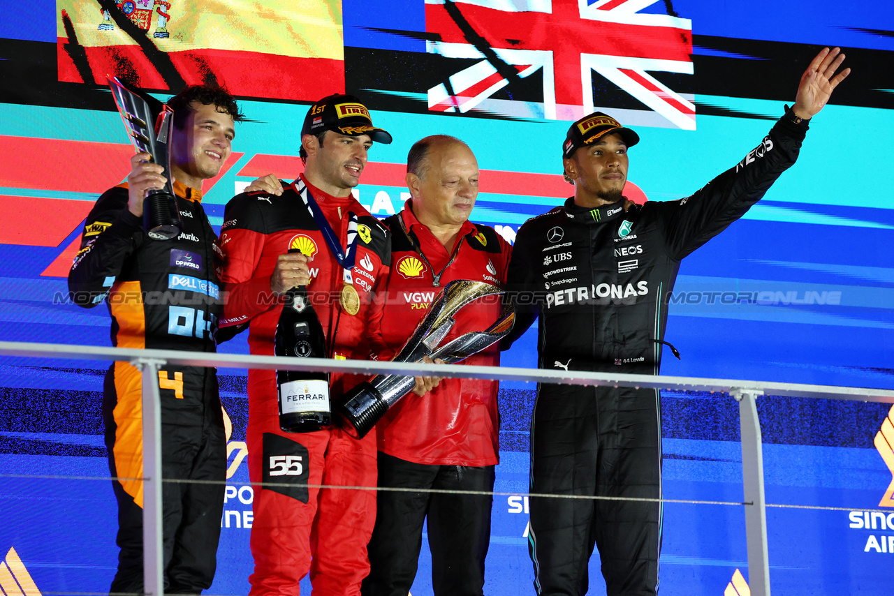 GP SINGAPORE, The podium (L to R): Lando Norris (GBR) McLaren, second; Carlos Sainz Jr (ESP) Ferrari, vincitore; Frederic Vasseur (FRA) Ferrari Team Principal; Lewis Hamilton (GBR) Mercedes AMG F1, third.

17.09.2023. Formula 1 World Championship, Rd 16, Singapore Grand Prix, Marina Bay Street Circuit, Singapore, Gara Day.

- www.xpbimages.com, EMail: requests@xpbimages.com © Copyright: Moy / XPB Images