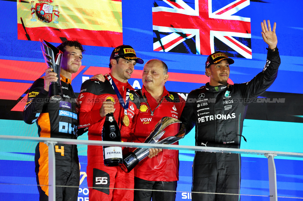 GP SINGAPORE, The podium (L to R): Lando Norris (GBR) McLaren, second; Carlos Sainz Jr (ESP) Ferrari, vincitore; Frederic Vasseur (FRA) Ferrari Team Principal; Lewis Hamilton (GBR) Mercedes AMG F1, third.

17.09.2023. Formula 1 World Championship, Rd 16, Singapore Grand Prix, Marina Bay Street Circuit, Singapore, Gara Day.

- www.xpbimages.com, EMail: requests@xpbimages.com © Copyright: Moy / XPB Images