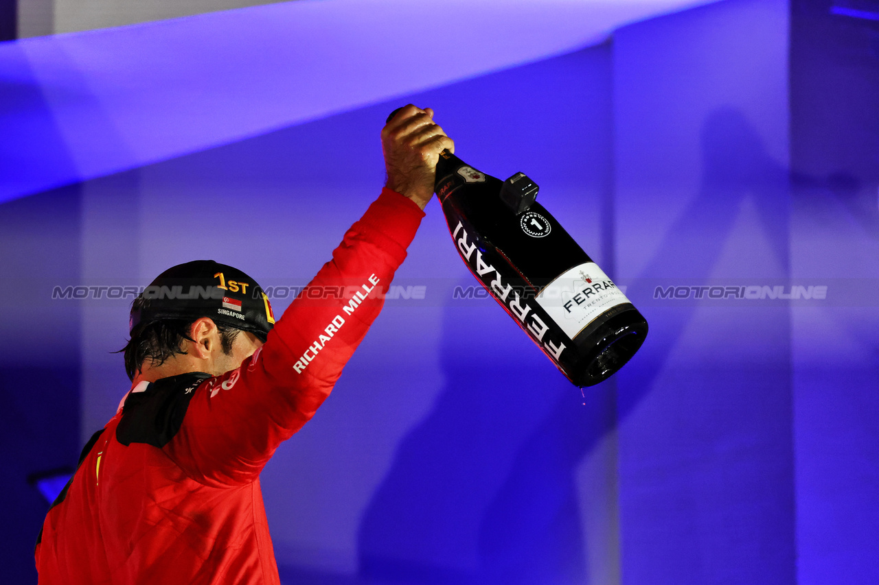 GP SINGAPORE, Gara winner Carlos Sainz Jr (ESP) Ferrari celebrates on the podium.

17.09.2023. Formula 1 World Championship, Rd 16, Singapore Grand Prix, Marina Bay Street Circuit, Singapore, Gara Day.

- www.xpbimages.com, EMail: requests@xpbimages.com © Copyright: Moy / XPB Images