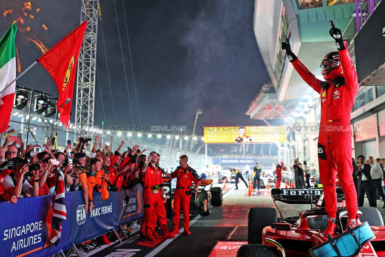 GP SINGAPORE, Gara winner Carlos Sainz Jr (ESP) Ferrari SF-23 celebrates in parc ferme.

17.09.2023. Formula 1 World Championship, Rd 16, Singapore Grand Prix, Marina Bay Street Circuit, Singapore, Gara Day.

- www.xpbimages.com, EMail: requests@xpbimages.com © Copyright: Moy / XPB Images