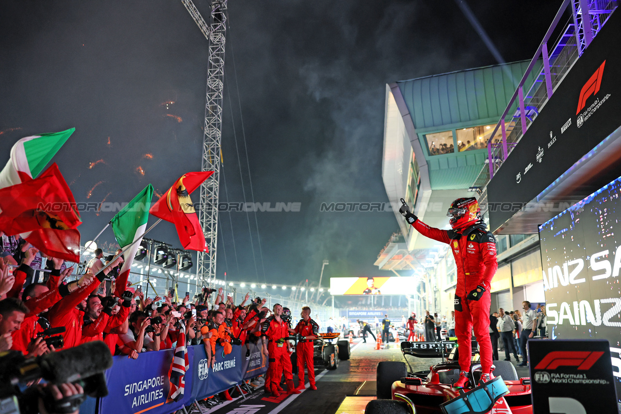 GP SINGAPORE, Gara winner Carlos Sainz Jr (ESP) Ferrari SF-23 celebrates in parc ferme.

17.09.2023. Formula 1 World Championship, Rd 16, Singapore Grand Prix, Marina Bay Street Circuit, Singapore, Gara Day.

- www.xpbimages.com, EMail: requests@xpbimages.com © Copyright: Moy / XPB Images