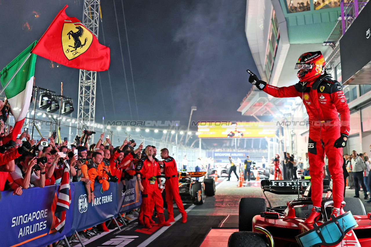 GP SINGAPORE, Gara winner Carlos Sainz Jr (ESP) Ferrari SF-23 celebrates in parc ferme.

17.09.2023. Formula 1 World Championship, Rd 16, Singapore Grand Prix, Marina Bay Street Circuit, Singapore, Gara Day.

- www.xpbimages.com, EMail: requests@xpbimages.com © Copyright: Moy / XPB Images