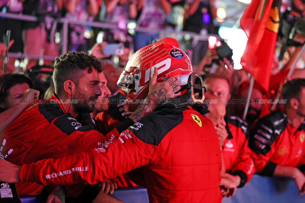 GP SINGAPORE, Gara winner Carlos Sainz Jr (ESP) Ferrari celebrates in parc ferme.

17.09.2023. Formula 1 World Championship, Rd 16, Singapore Grand Prix, Marina Bay Street Circuit, Singapore, Gara Day.

- www.xpbimages.com, EMail: requests@xpbimages.com © Copyright: Moy / XPB Images