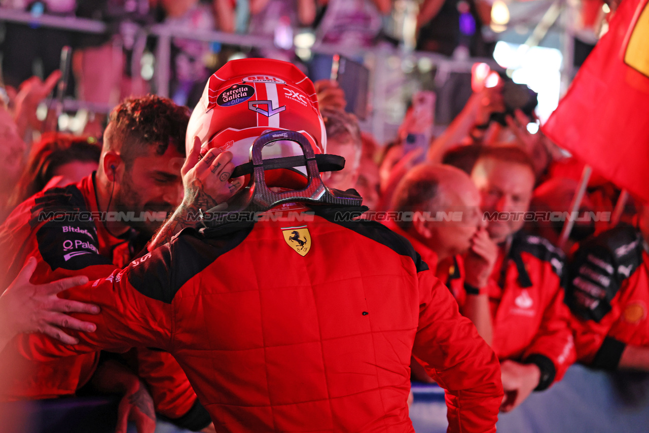 GP SINGAPORE, Gara winner Carlos Sainz Jr (ESP) Ferrari celebrates in parc ferme.

17.09.2023. Formula 1 World Championship, Rd 16, Singapore Grand Prix, Marina Bay Street Circuit, Singapore, Gara Day.

- www.xpbimages.com, EMail: requests@xpbimages.com © Copyright: Moy / XPB Images