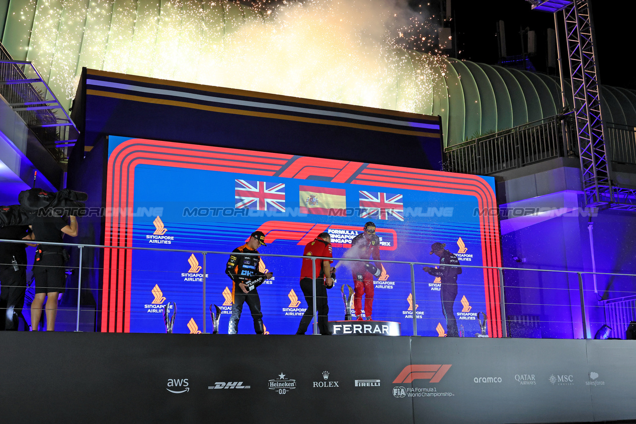 GP SINGAPORE, The podium (L to R): Lando Norris (GBR) McLaren, second; Carlos Sainz Jr (ESP) Ferrari, vincitore; Lewis Hamilton (GBR) Mercedes AMG F1, third.

17.09.2023. Formula 1 World Championship, Rd 16, Singapore Grand Prix, Marina Bay Street Circuit, Singapore, Gara Day.

- www.xpbimages.com, EMail: requests@xpbimages.com © Copyright: Moy / XPB Images