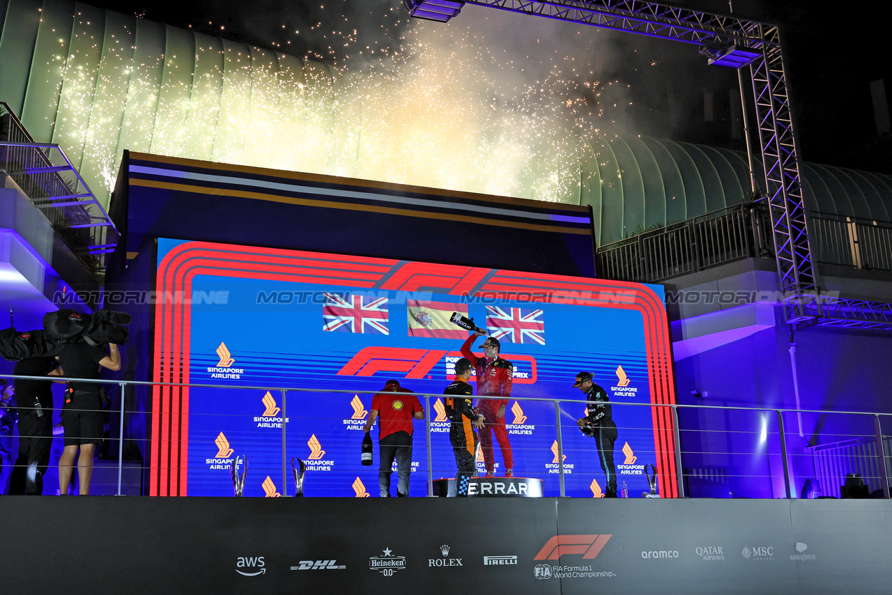 GP SINGAPORE, The podium (L to R): Lando Norris (GBR) McLaren, second; Carlos Sainz Jr (ESP) Ferrari, vincitore; Lewis Hamilton (GBR) Mercedes AMG F1, third.

17.09.2023. Formula 1 World Championship, Rd 16, Singapore Grand Prix, Marina Bay Street Circuit, Singapore, Gara Day.

- www.xpbimages.com, EMail: requests@xpbimages.com © Copyright: Moy / XPB Images