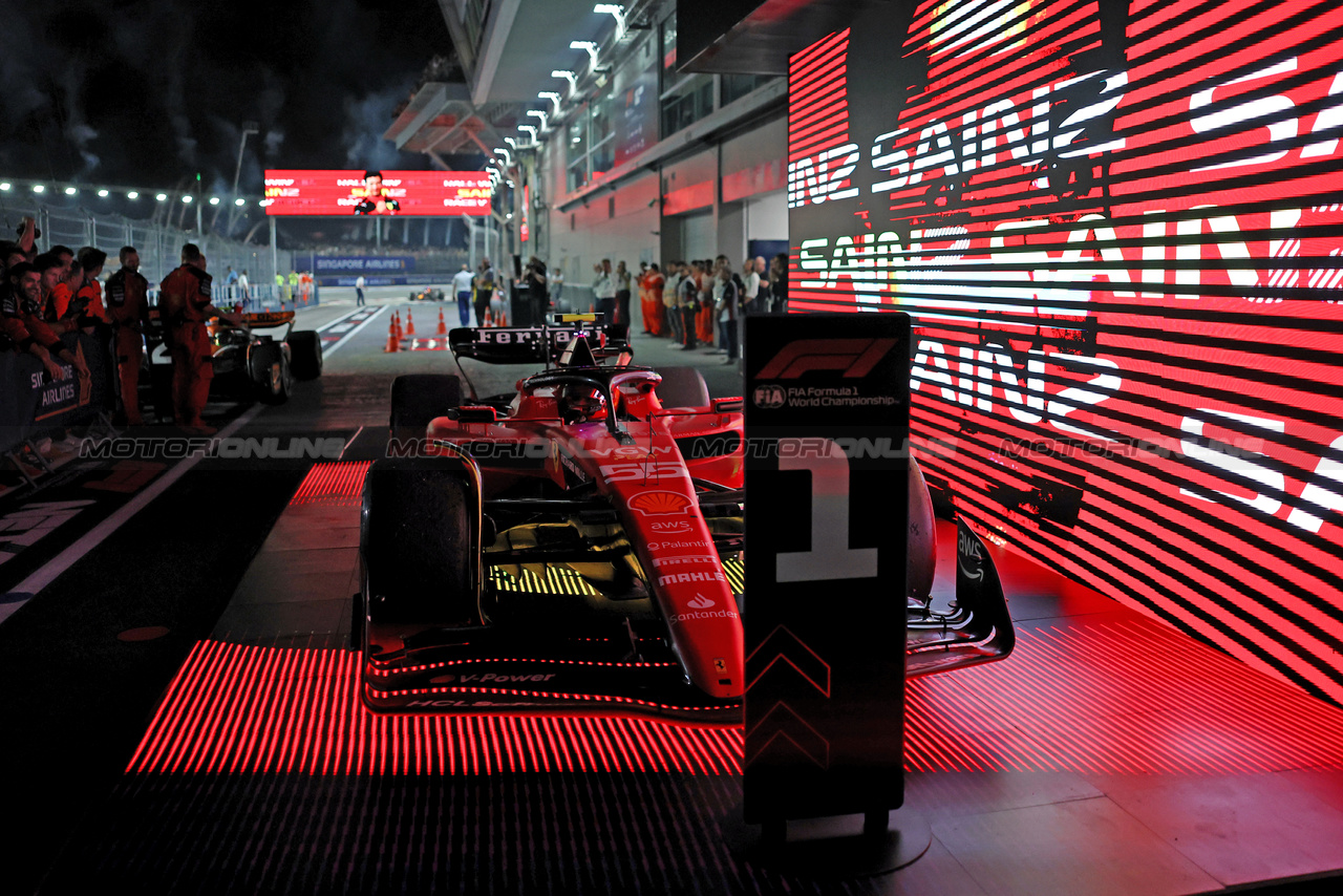 GP SINGAPORE, Gara winner Carlos Sainz Jr (ESP) Ferrari SF-23 in parc ferme.

17.09.2023. Formula 1 World Championship, Rd 16, Singapore Grand Prix, Marina Bay Street Circuit, Singapore, Gara Day.

- www.xpbimages.com, EMail: requests@xpbimages.com © Copyright: Moy / XPB Images