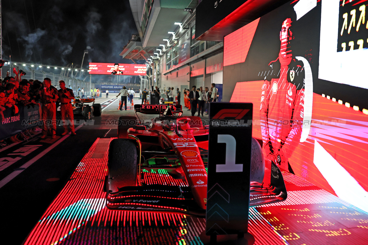 GP SINGAPORE, Gara winner Carlos Sainz Jr (ESP) Ferrari SF-23 in parc ferme.

17.09.2023. Formula 1 World Championship, Rd 16, Singapore Grand Prix, Marina Bay Street Circuit, Singapore, Gara Day.

- www.xpbimages.com, EMail: requests@xpbimages.com © Copyright: Moy / XPB Images