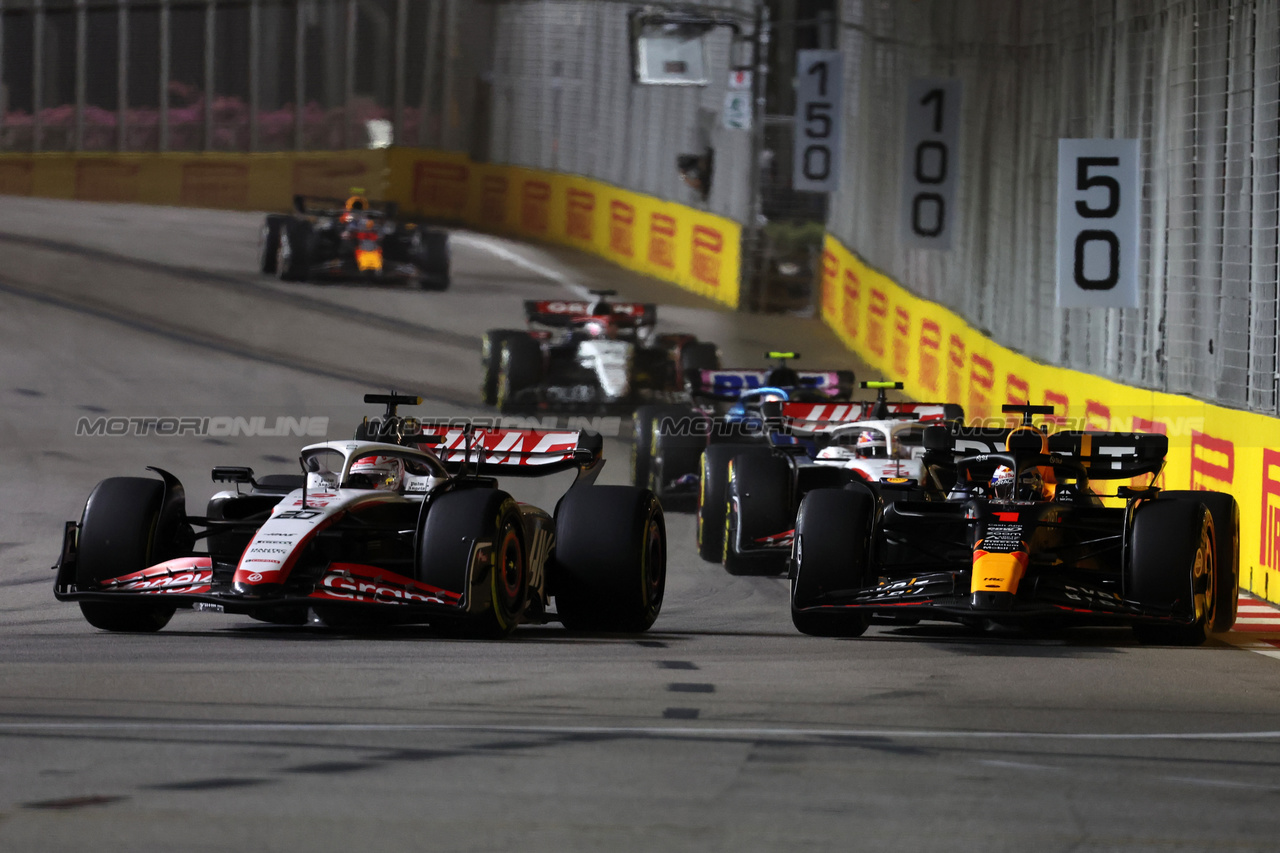 GP SINGAPORE, Kevin Magnussen (DEN) Haas VF-23 e Max Verstappen (NLD) Red Bull Racing RB19 battle for position.

17.09.2023. Formula 1 World Championship, Rd 16, Singapore Grand Prix, Marina Bay Street Circuit, Singapore, Gara Day.

- www.xpbimages.com, EMail: requests@xpbimages.com © Copyright: Bearne / XPB Images