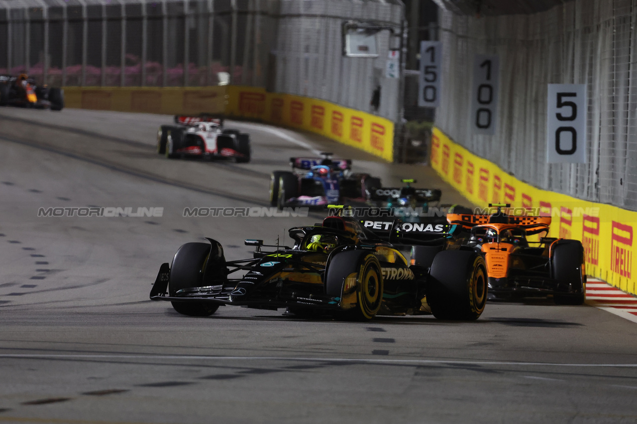 GP SINGAPORE, Lewis Hamilton (GBR) Mercedes AMG F1 W14.

17.09.2023. Formula 1 World Championship, Rd 16, Singapore Grand Prix, Marina Bay Street Circuit, Singapore, Gara Day.

- www.xpbimages.com, EMail: requests@xpbimages.com © Copyright: Bearne / XPB Images