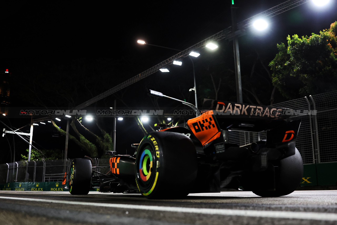 GP SINGAPORE, Lando Norris (GBR) McLaren MCL60.

17.09.2023. Formula 1 World Championship, Rd 16, Singapore Grand Prix, Marina Bay Street Circuit, Singapore, Gara Day.

- www.xpbimages.com, EMail: requests@xpbimages.com © Copyright: Bearne / XPB Images