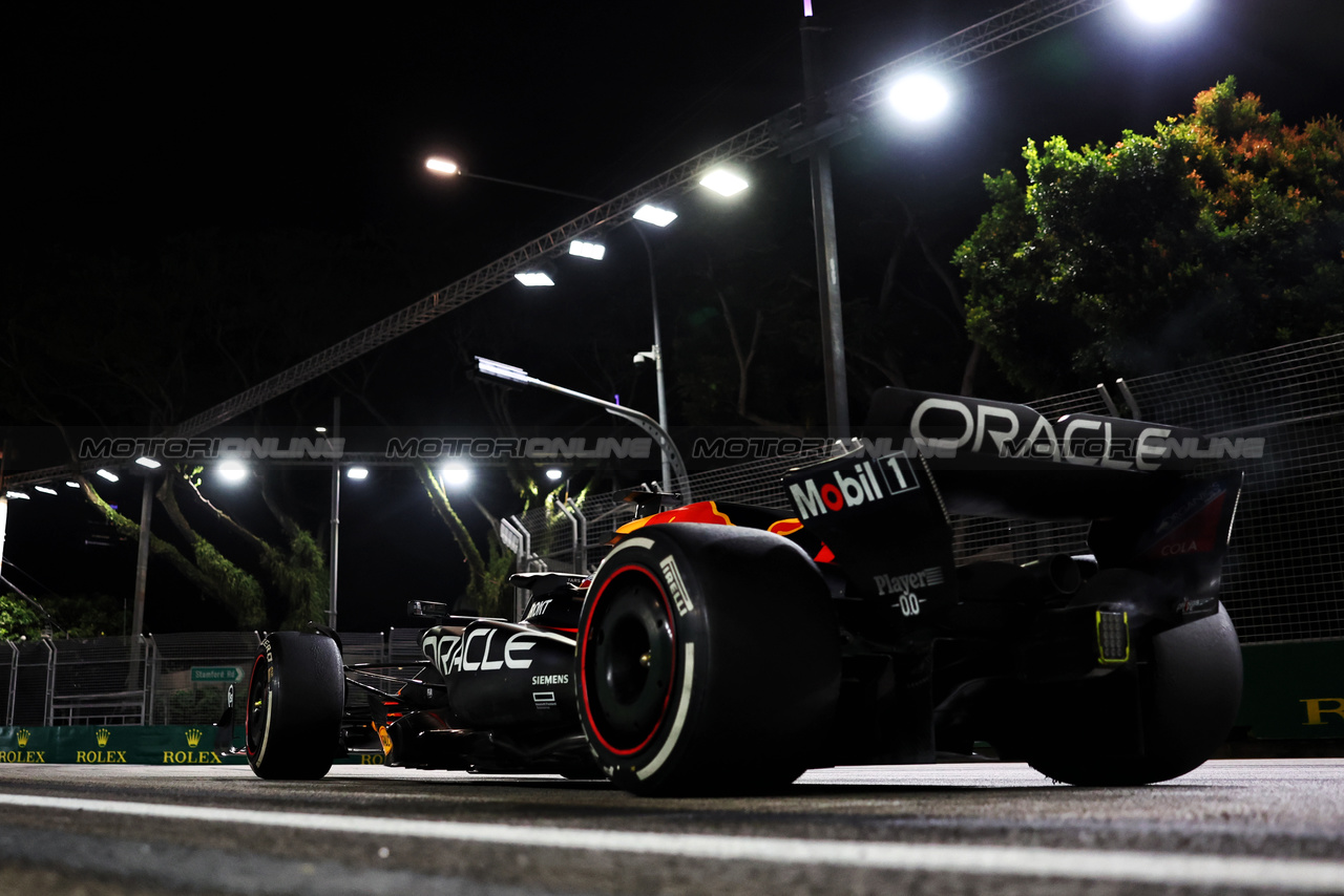 GP SINGAPORE, Max Verstappen (NLD) Red Bull Racing RB19.

17.09.2023. Formula 1 World Championship, Rd 16, Singapore Grand Prix, Marina Bay Street Circuit, Singapore, Gara Day.

- www.xpbimages.com, EMail: requests@xpbimages.com © Copyright: Bearne / XPB Images