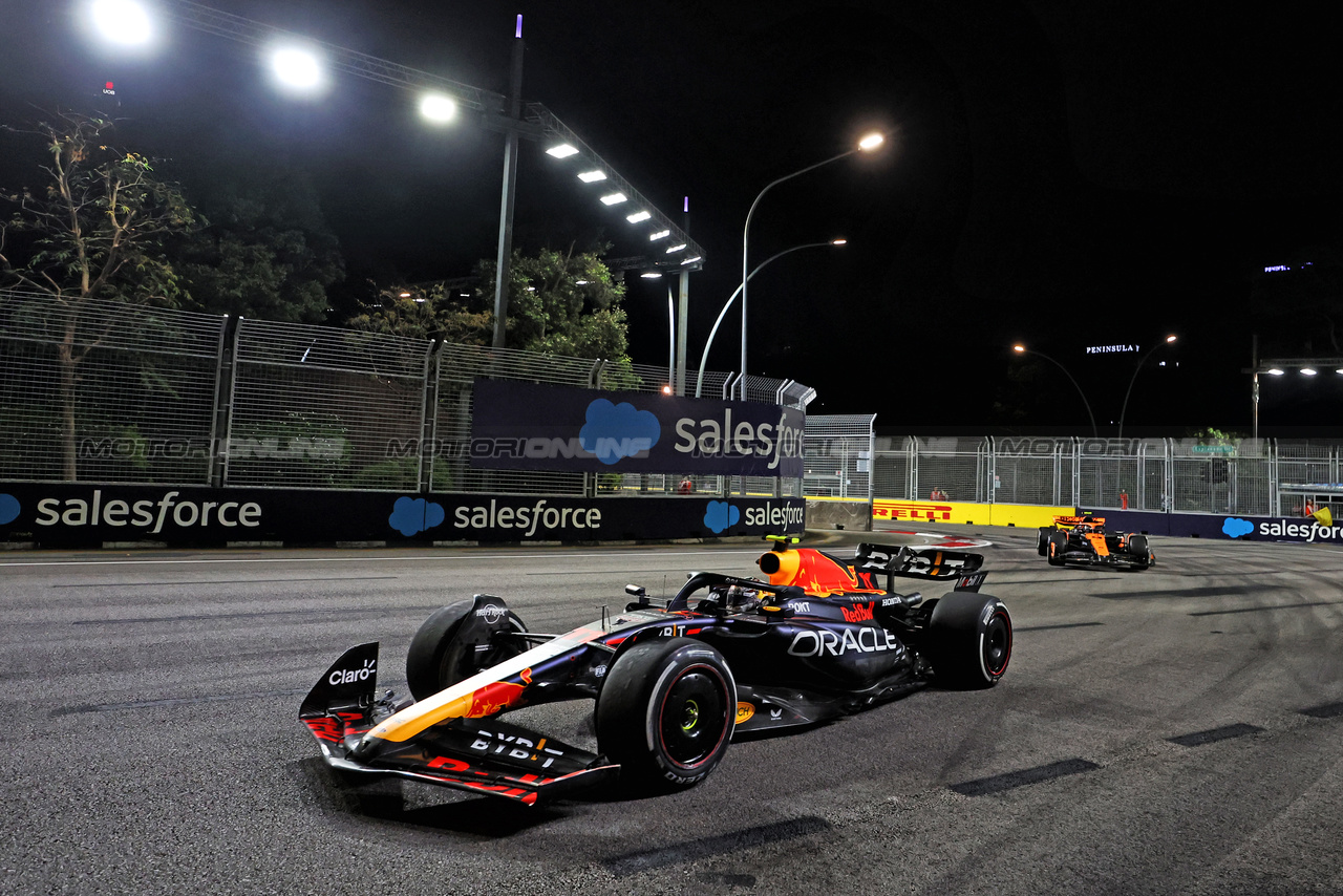 GP SINGAPORE, Sergio Perez (MEX) Red Bull Racing RB19.

17.09.2023. Formula 1 World Championship, Rd 16, Singapore Grand Prix, Marina Bay Street Circuit, Singapore, Gara Day.

- www.xpbimages.com, EMail: requests@xpbimages.com © Copyright: Bearne / XPB Images