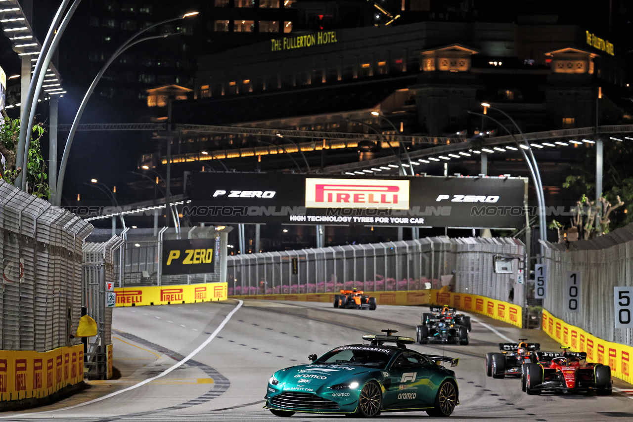 GP SINGAPORE, Carlos Sainz Jr (ESP) Ferrari SF-23 davanti a behind the Aston Martin FIA Safety Car.

17.09.2023. Formula 1 World Championship, Rd 16, Singapore Grand Prix, Marina Bay Street Circuit, Singapore, Gara Day.

- www.xpbimages.com, EMail: requests@xpbimages.com © Copyright: Bearne / XPB Images