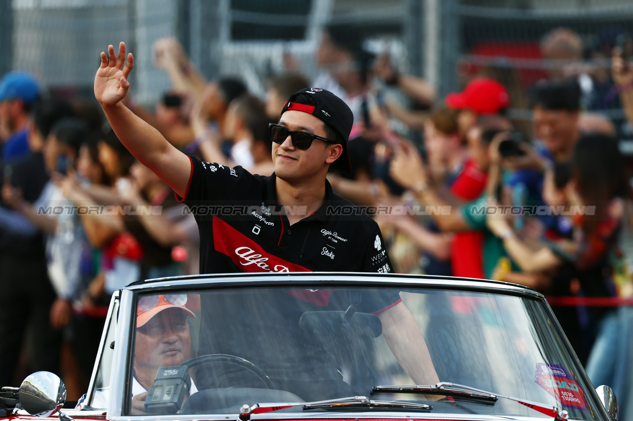 GP SINGAPORE, Zhou Guanyu (CHN) Alfa Romeo F1 Team on the drivers' parade.

17.09.2023. Formula 1 World Championship, Rd 16, Singapore Grand Prix, Marina Bay Street Circuit, Singapore, Gara Day.

 - www.xpbimages.com, EMail: requests@xpbimages.com © Copyright: Coates / XPB Images