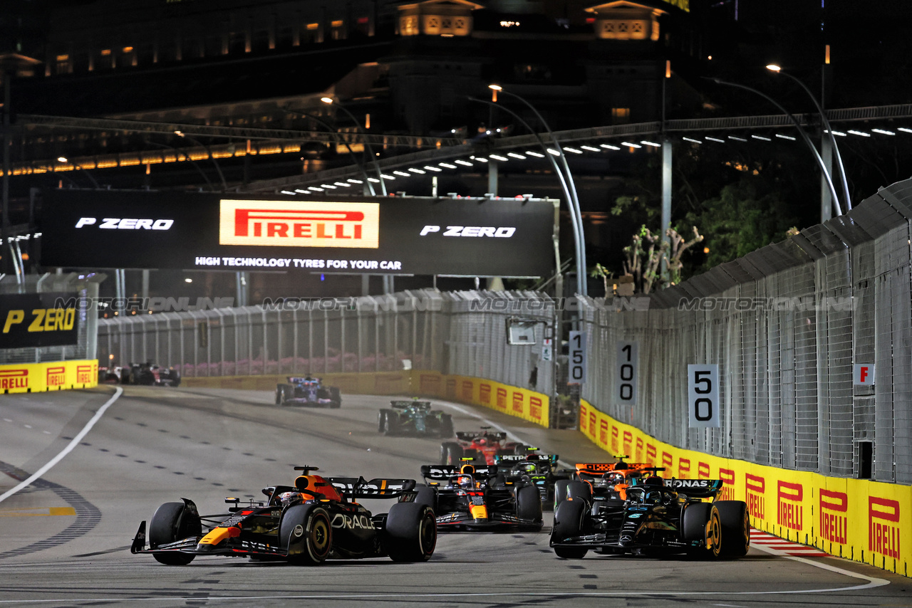 GP SINGAPORE, Max Verstappen (NLD) Red Bull Racing RB19 e George Russell (GBR) Mercedes AMG F1 W14 battle for position.

17.09.2023. Formula 1 World Championship, Rd 16, Singapore Grand Prix, Marina Bay Street Circuit, Singapore, Gara Day.

- www.xpbimages.com, EMail: requests@xpbimages.com © Copyright: Bearne / XPB Images