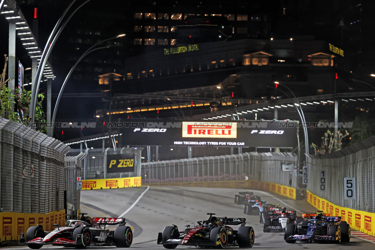 GP SINGAPORE, Kevin Magnussen (DEN) Haas VF-23 e Valtteri Bottas (FIN) Alfa Romeo F1 Team C43 battle for position.

17.09.2023. Formula 1 World Championship, Rd 16, Singapore Grand Prix, Marina Bay Street Circuit, Singapore, Gara Day.

- www.xpbimages.com, EMail: requests@xpbimages.com © Copyright: Bearne / XPB Images