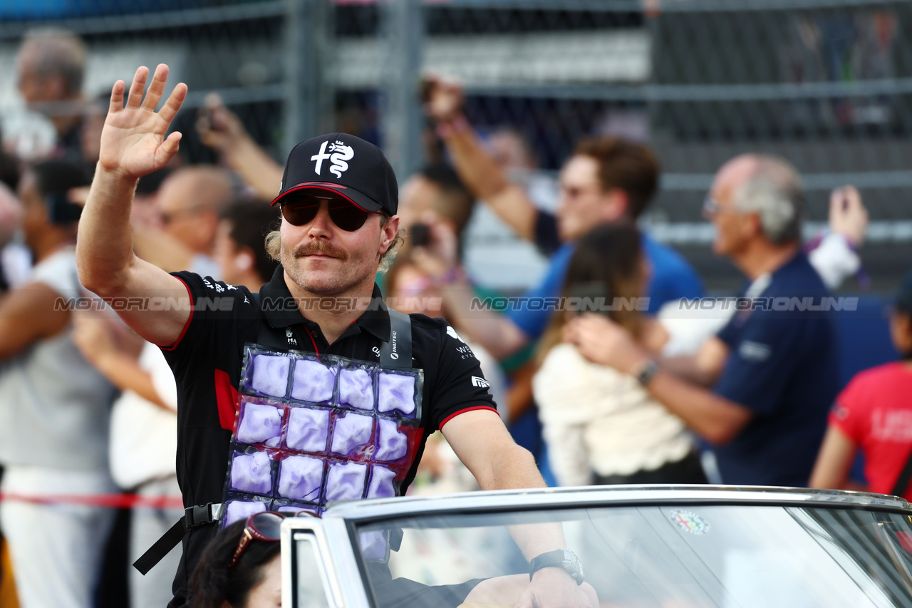 GP SINGAPORE, Valtteri Bottas (FIN) Alfa Romeo F1 Team on the drivers' parade.

17.09.2023. Formula 1 World Championship, Rd 16, Singapore Grand Prix, Marina Bay Street Circuit, Singapore, Gara Day.

 - www.xpbimages.com, EMail: requests@xpbimages.com © Copyright: Coates / XPB Images