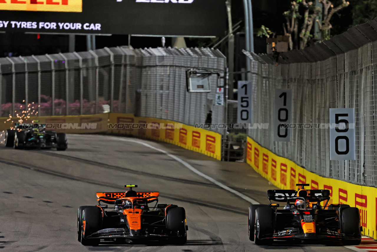 GP SINGAPORE, Lando Norris (GBR) McLaren MCL60 e Max Verstappen (NLD) Red Bull Racing RB19 battle for position.

17.09.2023. Formula 1 World Championship, Rd 16, Singapore Grand Prix, Marina Bay Street Circuit, Singapore, Gara Day.

- www.xpbimages.com, EMail: requests@xpbimages.com © Copyright: Bearne / XPB Images