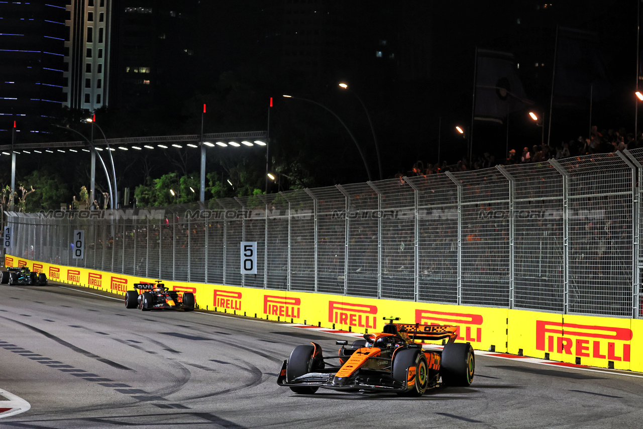 GP SINGAPORE, Lando Norris (GBR) McLaren MCL60.

17.09.2023. Formula 1 World Championship, Rd 16, Singapore Grand Prix, Marina Bay Street Circuit, Singapore, Gara Day.

- www.xpbimages.com, EMail: requests@xpbimages.com © Copyright: Bearne / XPB Images