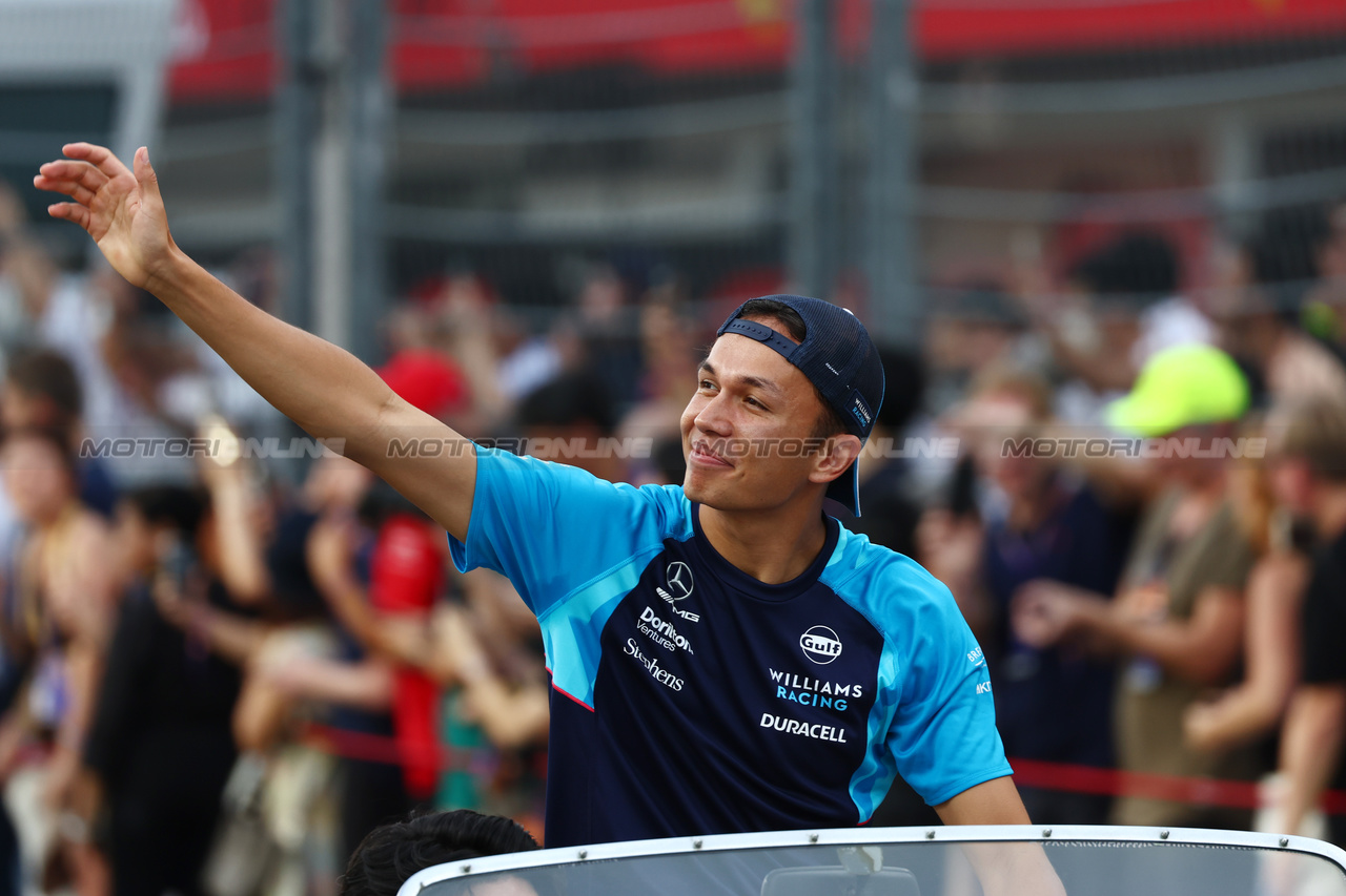 GP SINGAPORE, Alexander Albon (THA) Williams Racing FW45 on the drivers' parade.

17.09.2023. Formula 1 World Championship, Rd 16, Singapore Grand Prix, Marina Bay Street Circuit, Singapore, Gara Day.

 - www.xpbimages.com, EMail: requests@xpbimages.com © Copyright: Coates / XPB Images