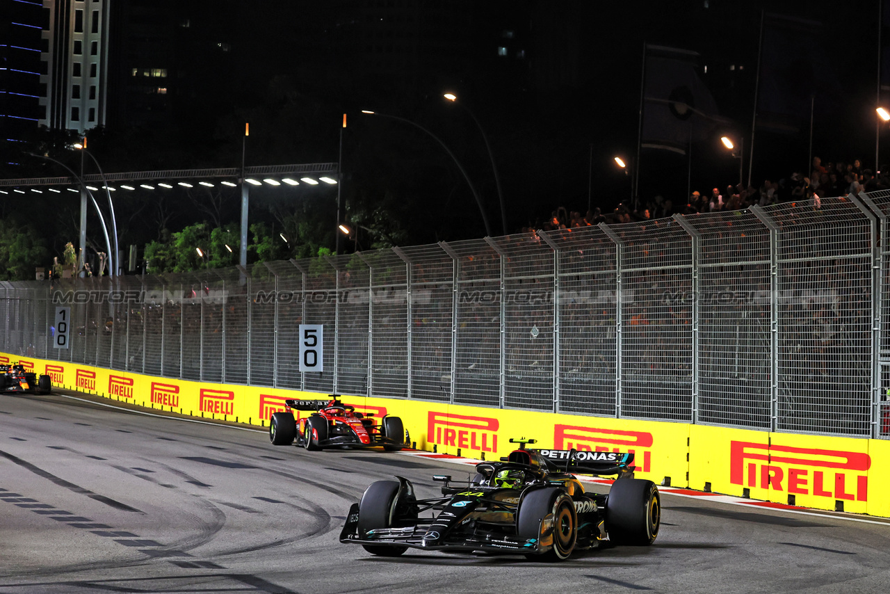 GP SINGAPORE, Lewis Hamilton (GBR) Mercedes AMG F1 W14.

17.09.2023. Formula 1 World Championship, Rd 16, Singapore Grand Prix, Marina Bay Street Circuit, Singapore, Gara Day.

- www.xpbimages.com, EMail: requests@xpbimages.com © Copyright: Bearne / XPB Images