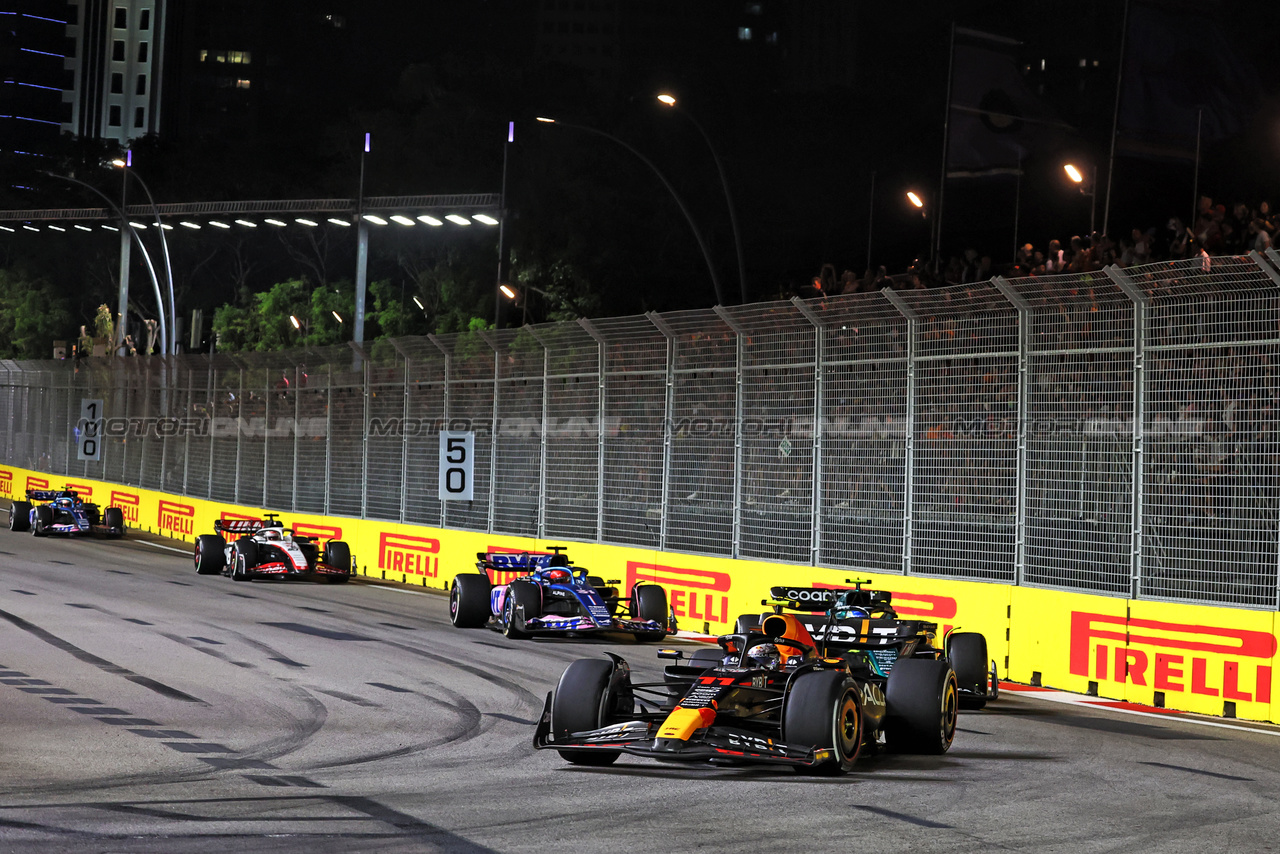 GP SINGAPORE, Sergio Perez (MEX) Red Bull Racing RB19.

17.09.2023. Formula 1 World Championship, Rd 16, Singapore Grand Prix, Marina Bay Street Circuit, Singapore, Gara Day.

- www.xpbimages.com, EMail: requests@xpbimages.com © Copyright: Bearne / XPB Images