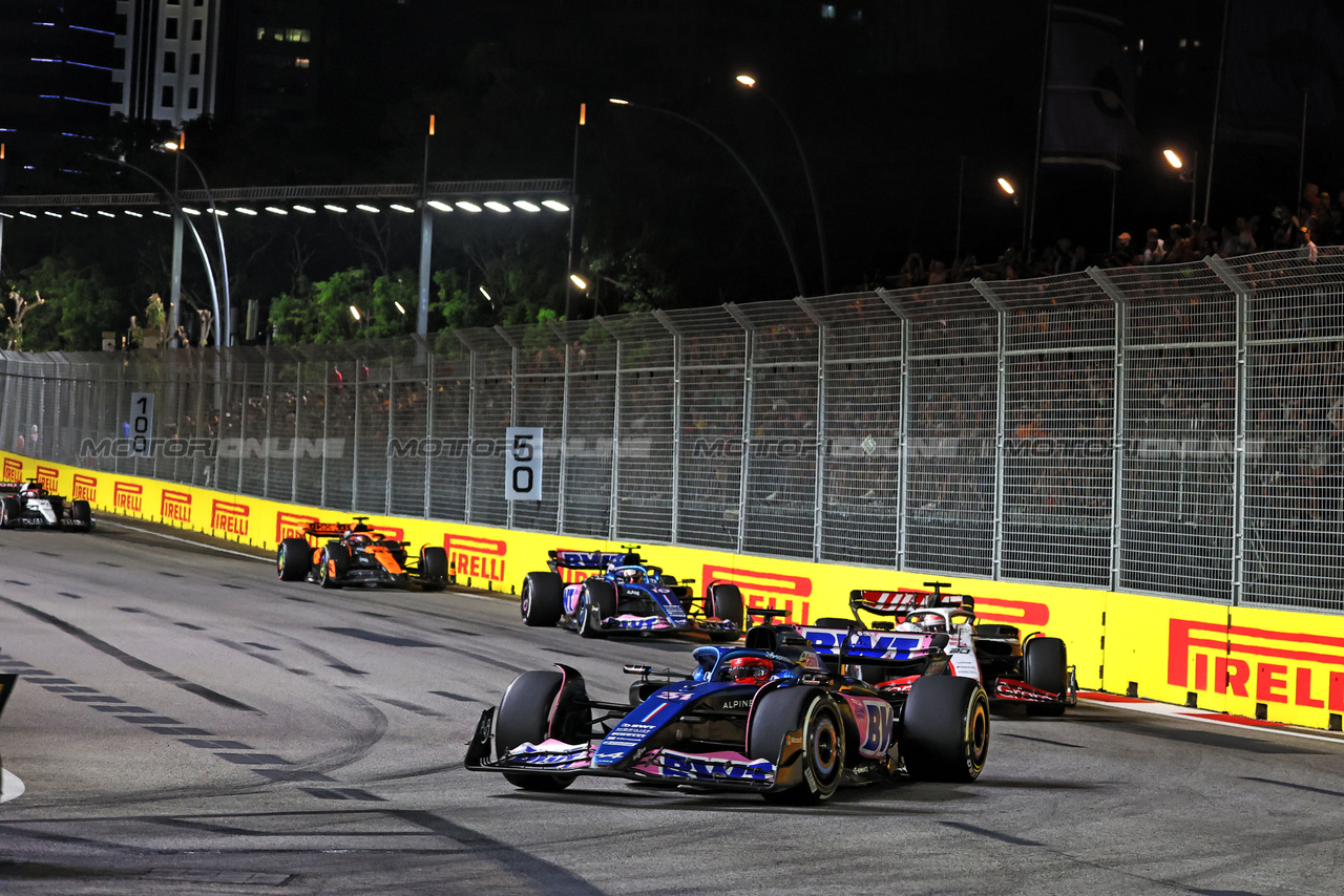 GP SINGAPORE, Esteban Ocon (FRA) Alpine F1 Team A523.

17.09.2023. Formula 1 World Championship, Rd 16, Singapore Grand Prix, Marina Bay Street Circuit, Singapore, Gara Day.

- www.xpbimages.com, EMail: requests@xpbimages.com © Copyright: Bearne / XPB Images