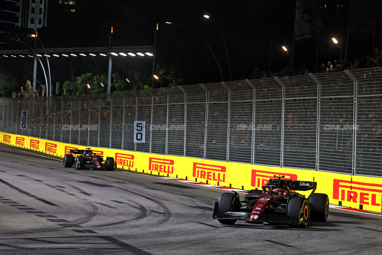 GP SINGAPORE, Zhou Guanyu (CHN) Alfa Romeo F1 Team C43.

17.09.2023. Formula 1 World Championship, Rd 16, Singapore Grand Prix, Marina Bay Street Circuit, Singapore, Gara Day.

- www.xpbimages.com, EMail: requests@xpbimages.com © Copyright: Bearne / XPB Images