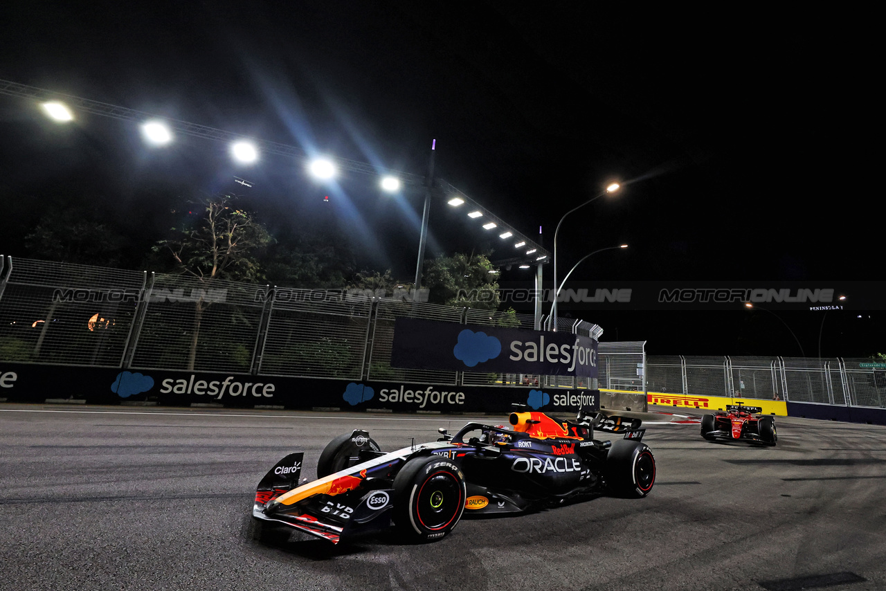 GP SINGAPORE, Max Verstappen (NLD) Red Bull Racing RB19.



17.09.2023. Formula 1 World Championship, Rd 16, Singapore Grand Prix, Marina Bay Street Circuit, Singapore, Gara Day.

- www.xpbimages.com, EMail: requests@xpbimages.com © Copyright: Bearne / XPB Images