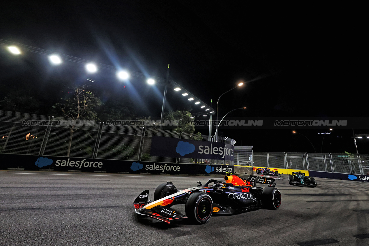 GP SINGAPORE, Sergio Perez (MEX) Red Bull Racing RB19.

17.09.2023. Formula 1 World Championship, Rd 16, Singapore Grand Prix, Marina Bay Street Circuit, Singapore, Gara Day.

- www.xpbimages.com, EMail: requests@xpbimages.com © Copyright: Bearne / XPB Images