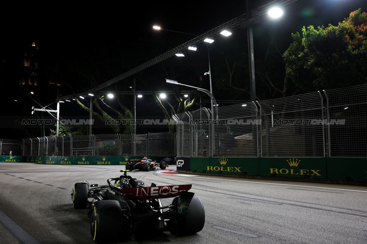 GP SINGAPORE, Lewis Hamilton (GBR) Mercedes AMG F1 W14.

17.09.2023. Formula 1 World Championship, Rd 16, Singapore Grand Prix, Marina Bay Street Circuit, Singapore, Gara Day.

- www.xpbimages.com, EMail: requests@xpbimages.com © Copyright: Bearne / XPB Images