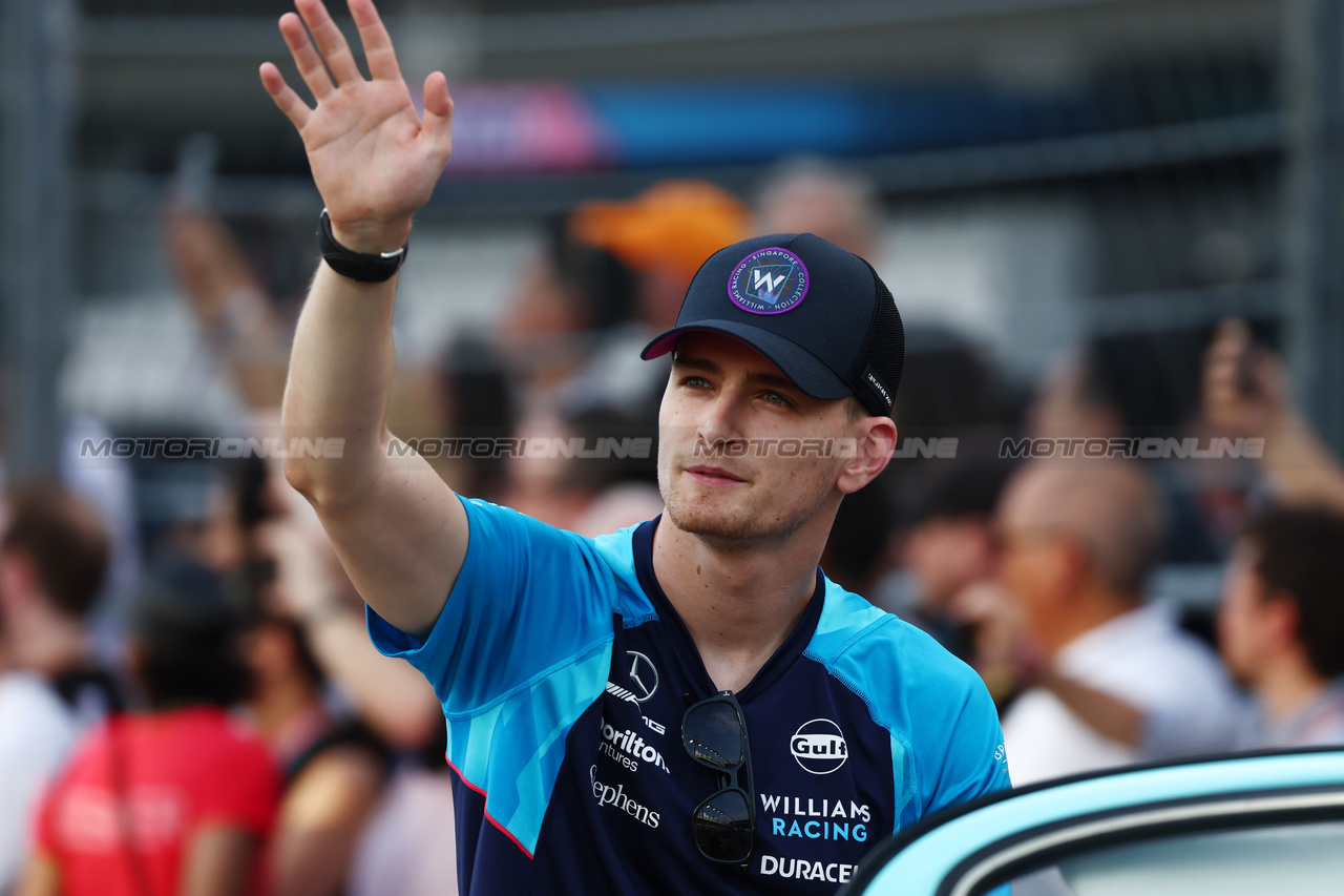 GP SINGAPORE, Logan Sargeant (USA) Williams Racing on the drivers' parade.

17.09.2023. Formula 1 World Championship, Rd 16, Singapore Grand Prix, Marina Bay Street Circuit, Singapore, Gara Day.

 - www.xpbimages.com, EMail: requests@xpbimages.com © Copyright: Coates / XPB Images