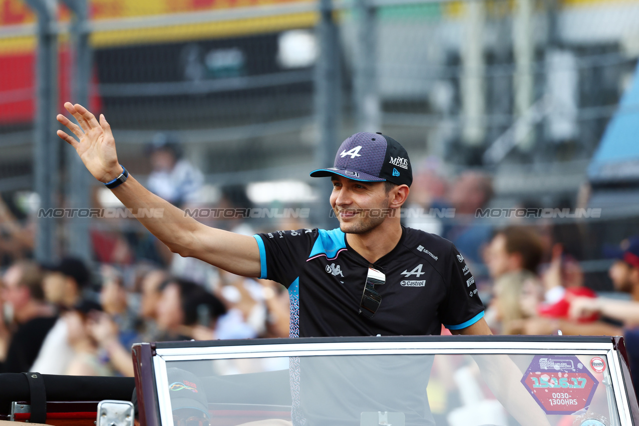 GP SINGAPORE, Esteban Ocon (FRA) Alpine F1 Team on the drivers' parade.

17.09.2023. Formula 1 World Championship, Rd 16, Singapore Grand Prix, Marina Bay Street Circuit, Singapore, Gara Day.

 - www.xpbimages.com, EMail: requests@xpbimages.com © Copyright: Coates / XPB Images