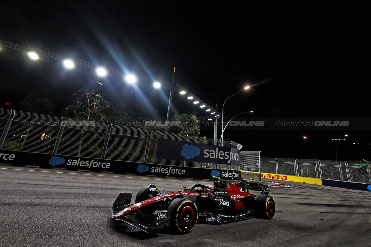 GP SINGAPORE, Zhou Guanyu (CHN) Alfa Romeo F1 Team C43.

17.09.2023. Formula 1 World Championship, Rd 16, Singapore Grand Prix, Marina Bay Street Circuit, Singapore, Gara Day.

- www.xpbimages.com, EMail: requests@xpbimages.com © Copyright: Bearne / XPB Images