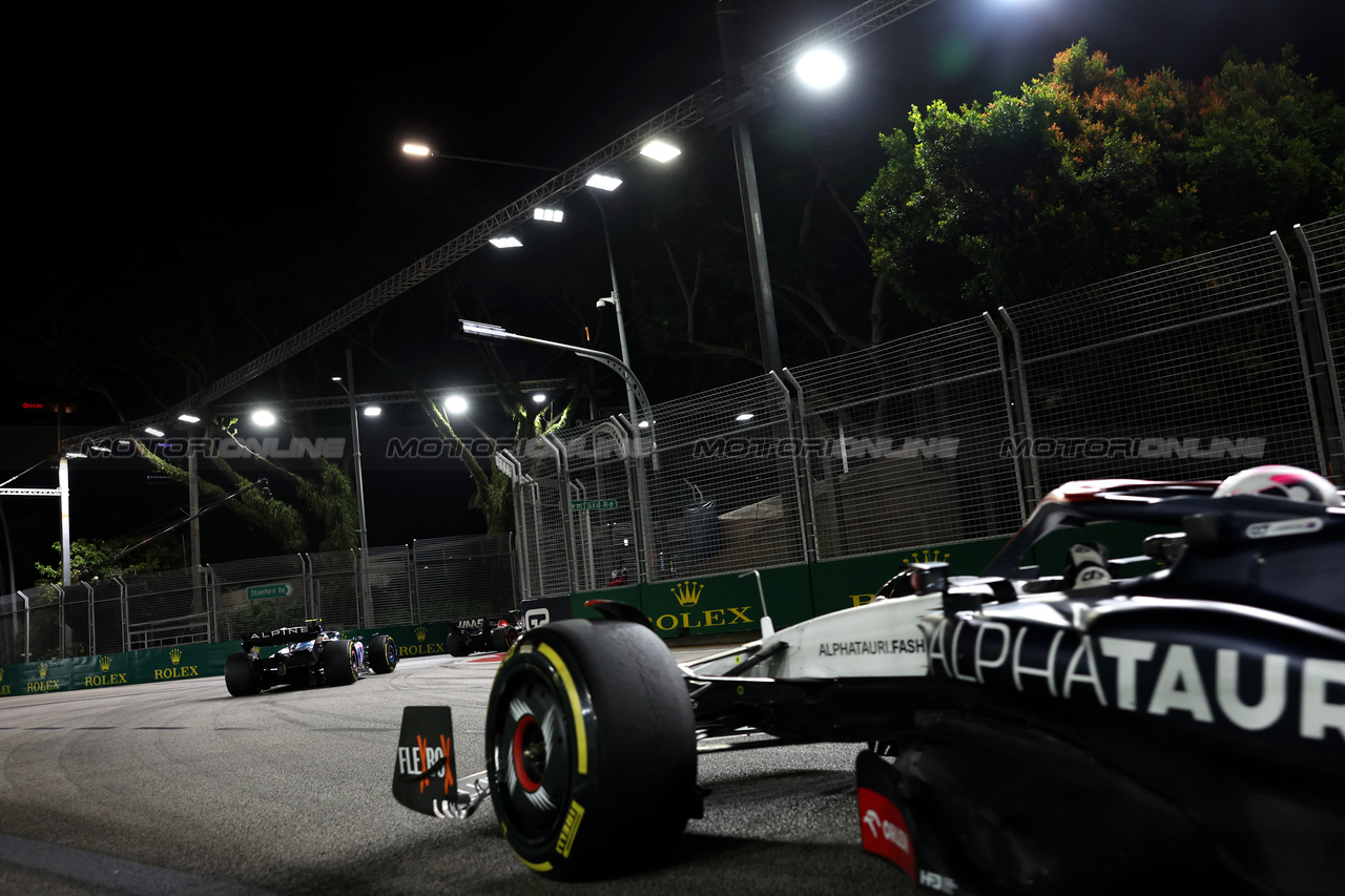 GP SINGAPORE, Pierre Gasly (FRA) Alpine F1 Team A523 davanti a Liam Lawson (NZL) AlphaTauri AT04.

17.09.2023. Formula 1 World Championship, Rd 16, Singapore Grand Prix, Marina Bay Street Circuit, Singapore, Gara Day.

- www.xpbimages.com, EMail: requests@xpbimages.com © Copyright: Bearne / XPB Images