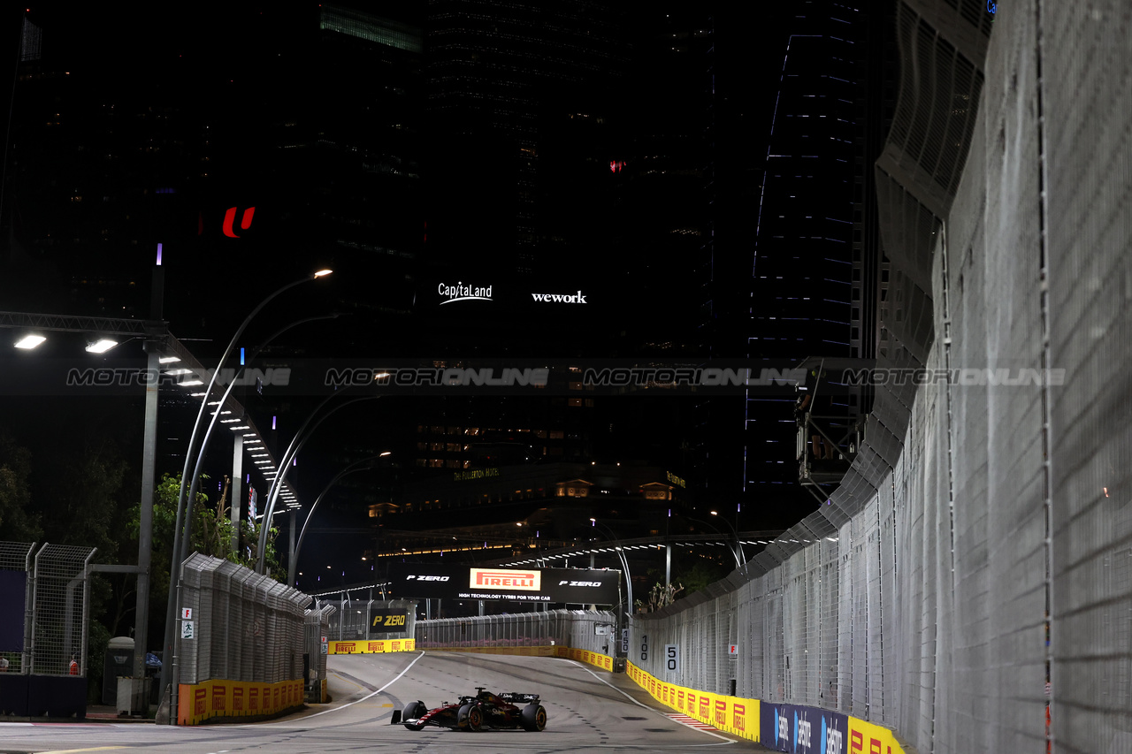 GP SINGAPORE, Zhou Guanyu (CHN) Alfa Romeo F1 Team C43.

17.09.2023. Formula 1 World Championship, Rd 16, Singapore Grand Prix, Marina Bay Street Circuit, Singapore, Gara Day.

- www.xpbimages.com, EMail: requests@xpbimages.com © Copyright: Bearne / XPB Images