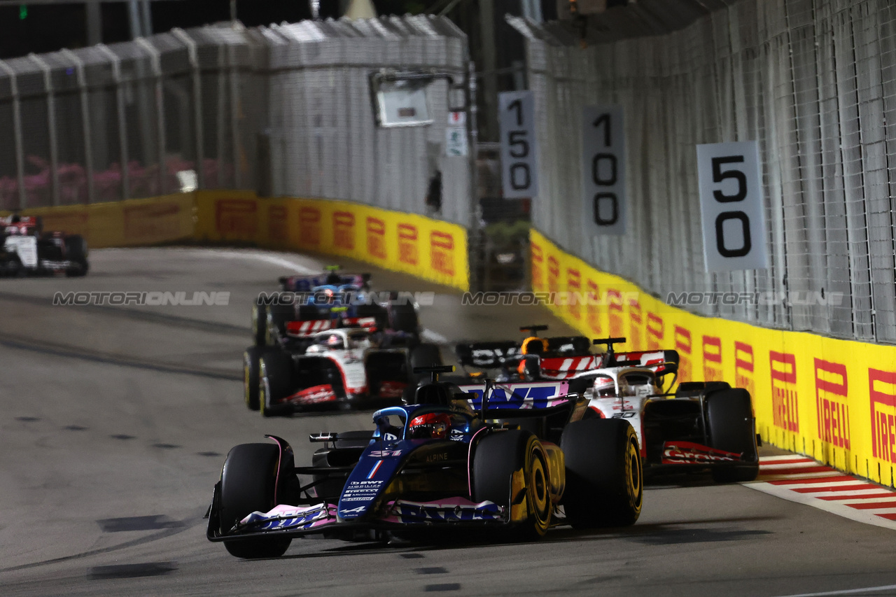 GP SINGAPORE, Esteban Ocon (FRA) Alpine F1 Team A523.

17.09.2023. Formula 1 World Championship, Rd 16, Singapore Grand Prix, Marina Bay Street Circuit, Singapore, Gara Day.

- www.xpbimages.com, EMail: requests@xpbimages.com © Copyright: Bearne / XPB Images