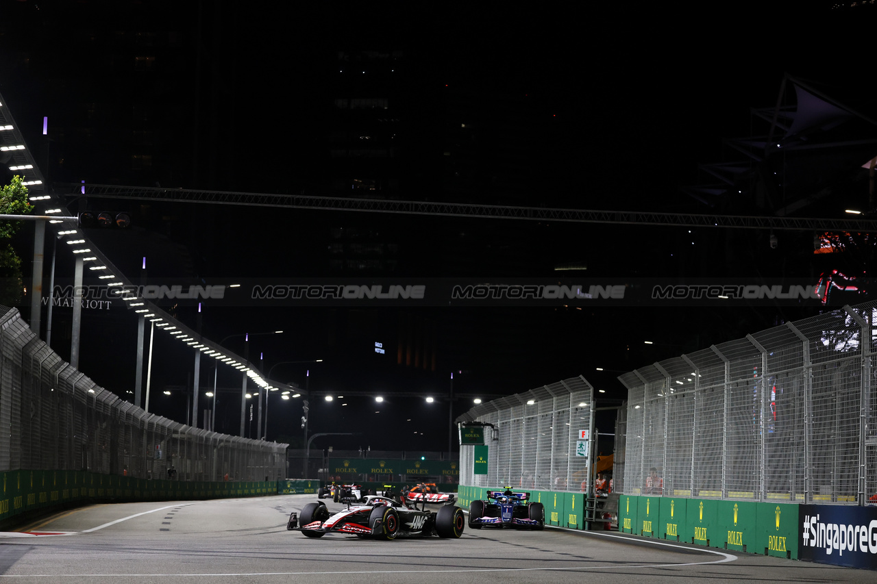 GP SINGAPORE, Nico Hulkenberg (GER) Haas VF-23.

17.09.2023. Formula 1 World Championship, Rd 16, Singapore Grand Prix, Marina Bay Street Circuit, Singapore, Gara Day.

- www.xpbimages.com, EMail: requests@xpbimages.com © Copyright: Bearne / XPB Images