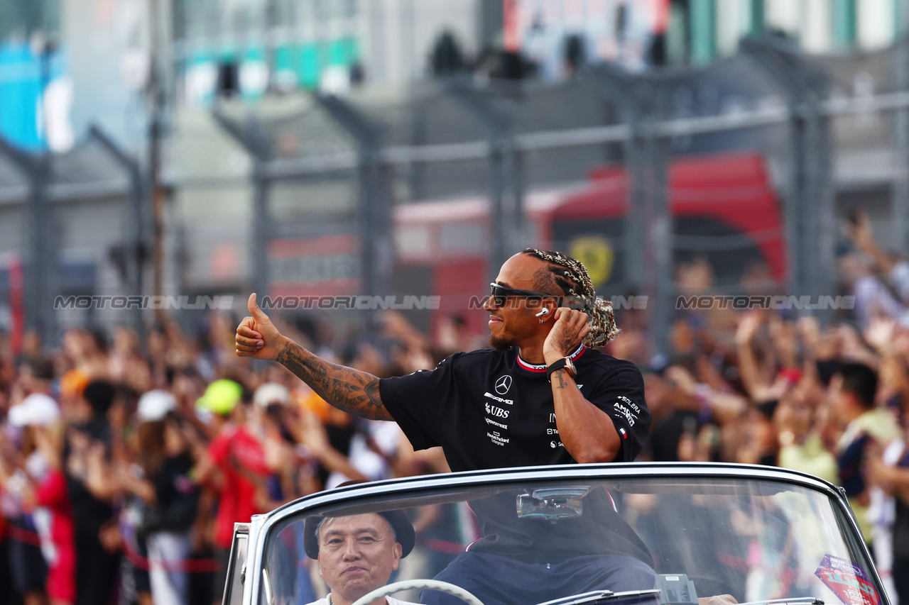 GP SINGAPORE, Lewis Hamilton (GBR) Mercedes AMG F1 on the drivers' parade.

17.09.2023. Formula 1 World Championship, Rd 16, Singapore Grand Prix, Marina Bay Street Circuit, Singapore, Gara Day.

 - www.xpbimages.com, EMail: requests@xpbimages.com © Copyright: Coates / XPB Images