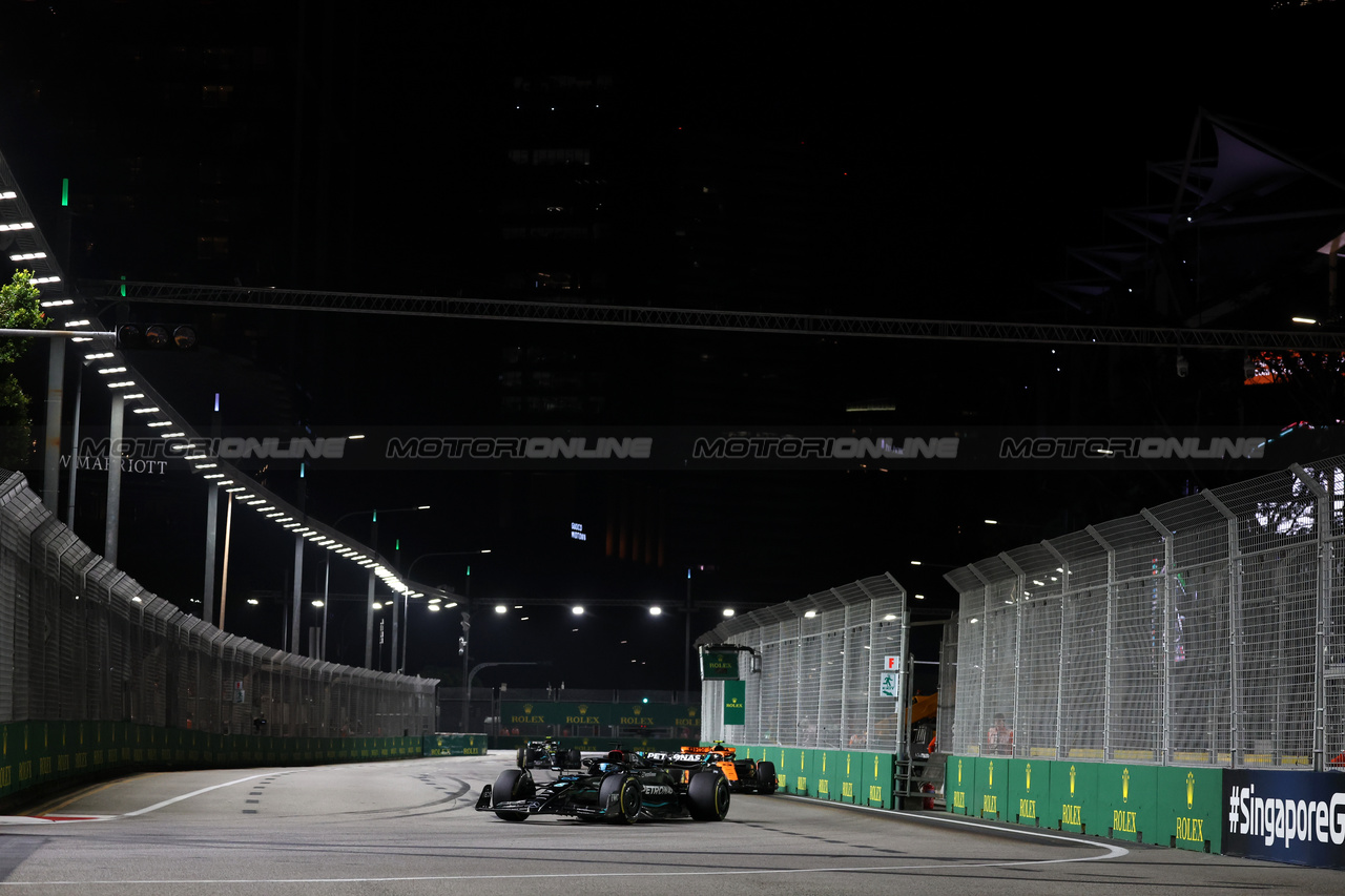 GP SINGAPORE, George Russell (GBR) Mercedes AMG F1 W14.

17.09.2023. Formula 1 World Championship, Rd 16, Singapore Grand Prix, Marina Bay Street Circuit, Singapore, Gara Day.

- www.xpbimages.com, EMail: requests@xpbimages.com © Copyright: Bearne / XPB Images