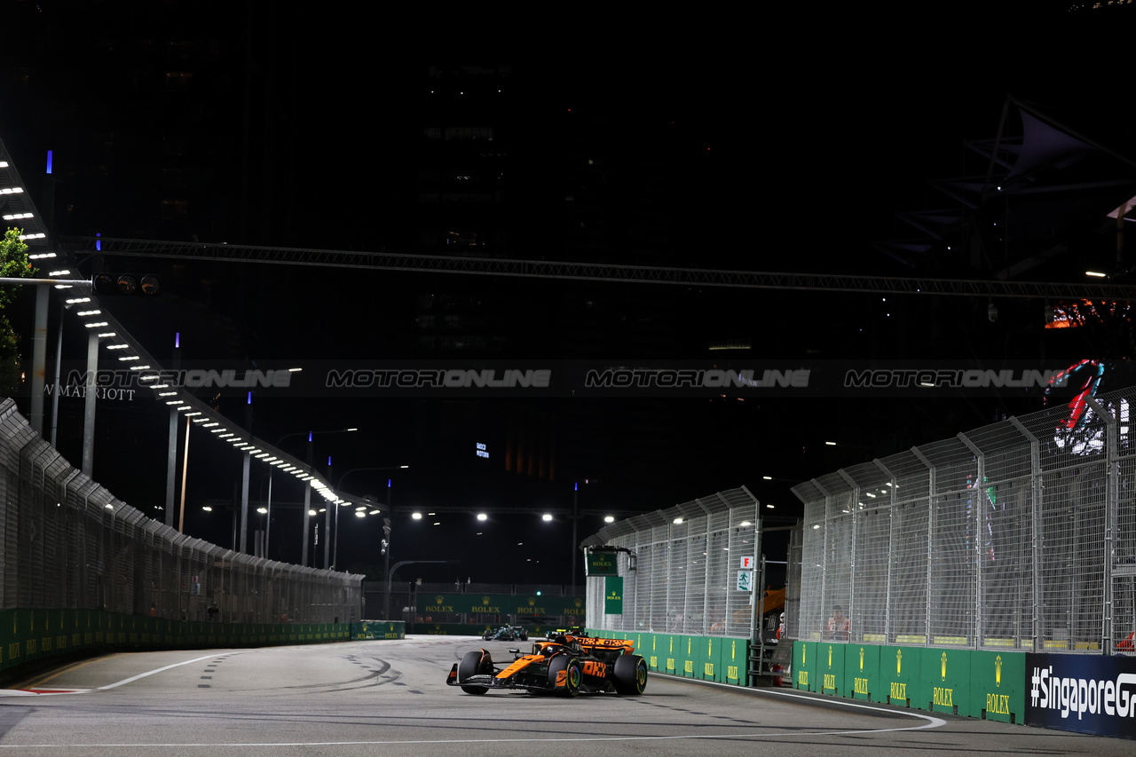 GP SINGAPORE, Lando Norris (GBR) McLaren MCL60.

17.09.2023. Formula 1 World Championship, Rd 16, Singapore Grand Prix, Marina Bay Street Circuit, Singapore, Gara Day.

- www.xpbimages.com, EMail: requests@xpbimages.com © Copyright: Bearne / XPB Images