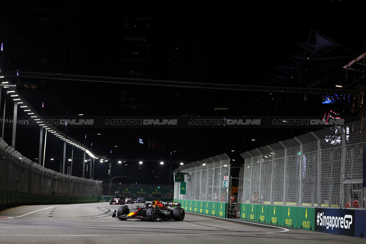 GP SINGAPORE, Max Verstappen (NLD) Red Bull Racing RB19.

17.09.2023. Formula 1 World Championship, Rd 16, Singapore Grand Prix, Marina Bay Street Circuit, Singapore, Gara Day.

- www.xpbimages.com, EMail: requests@xpbimages.com © Copyright: Bearne / XPB Images