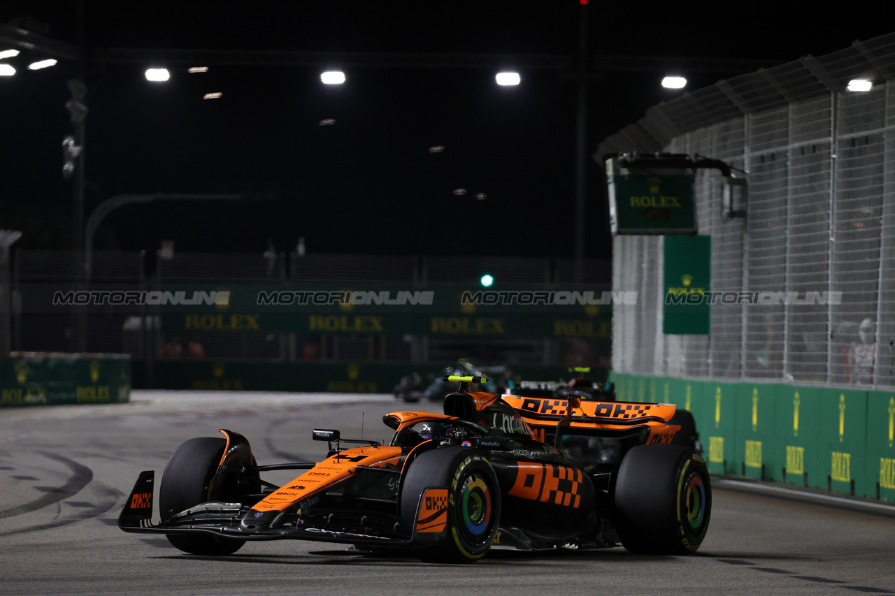 GP SINGAPORE, Lando Norris (GBR) McLaren MCL60.

17.09.2023. Formula 1 World Championship, Rd 16, Singapore Grand Prix, Marina Bay Street Circuit, Singapore, Gara Day.

- www.xpbimages.com, EMail: requests@xpbimages.com © Copyright: Bearne / XPB Images